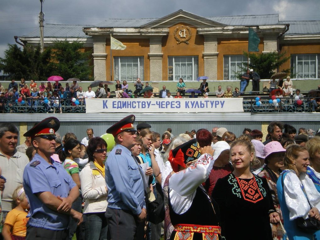 “Durch die Kultur zur Einheit”: das Motto des 12. Sibirischen Festivals der Nationalkulturen in der Stadt Masljanino nahe Novosibirsk, 1 Juli 2007.