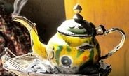 Die Zubereitung und das gemeinsame Trinken von Tee sind im westafrikanischen Niger ein soziales Ritual. Diese Teekanne eines Fulɓe-Hirten stammt noch aus der Tschechoslowakei. Die Verzierungen wurden von einem Tuareg Silberschmied ausgeführt und der Tee stammt aus China.<br /><br />Photo: Florian Köhler, Ganatcha, Niger, 2011<br />Max-Planck-Institut für ethnologische Forschung