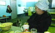 <p>Mittagspause unter Freunden. Jede Werkstatt in der Kohlenwaschanlage hat ihr eigenes Haustier. Murr lebt schon seit 14 Jahren im Kesselraum.<br /><br />Photo: Eeva Kesküla, Karaganda Oblast, Kasachstan, 2013<br />Max-Planck-Institut für ethnologische Forschung</p>