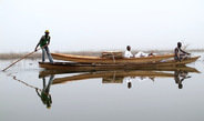 <p>Eine Piroge transportiert eine Piroge. In der unzugänglichen Inselwelt des nigrischen Tschadsees sind die flachen Boote das einzige geeignete Fortbewegungs- und Transportmittel.<br /><br />Photo: Florian Köhler, Tschadsee bei Bosso, Niger, 2011<br />Max-Planck-Institut für ethnologische Forschung</p>