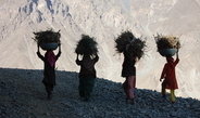 <p>Die Frauen tragen Feuerholz, welches im Pamirgebirge schwer zu beschaffen ist. Die Menschen müssen weite Strecken gehen, um kleine Bündel Holz oder Dung zum Heizen zu sammeln.<br /><br />Photo: Małgorzata Biczyk, Provinz Badachschan, Afghanistan, 2011<br />Max-Planck-Institut für ethnologische Forschung</p>