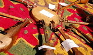 <p><em>Rubob, Tambur</em> und <em>Daf</em> sind traditionelle, handgefertigte Musik­instrumente des Pamirgebirges. Zusammen mit einem traditionellen Filzteppich waren sie Gegenstand einer folkloristischen Ausstellung in der tadschikischen Hauptstadt Duschanbe.<br /><br />Photo: Małgorzata Biczyk, Duschanbe, Tadschikistan, 2011<br />Max-Planck-Institut für ethnologische Forschung</p>