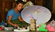 <p>Eine Frau bemalt einen traditionellen Bambusschirm in Pathein, Myanmar. Die Stadt ist im ganzen Land bekannt für die Produktion der Schirme, die hier seit Generationen handgefertigt werden.<br /><br />Foto: Laura Hornig, Pathein, Myanmar, 2016<br />Max-Planck-Institut für ethnologische Forschung</p>