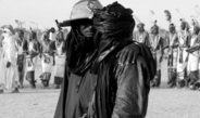 <p>In Anpassung an die Ressourcenkargheit des nördlichen Sahel leben die Woɗaaɓe in Niger – bis heute oft höchst mobile, Rinder haltende Pastoralisten – für einen Großteil des Jahres in verstreuten Kleingruppen. Die jährlichen großen Klantreffen sind ein Anlass, sich im Tanz zu messen, jedoch auch, um soziale Beziehungen zu bekräftigen und Freundschaften zu erneuern.<br /><br />Foto: Florian Köhler, Abdenaser, Damergou Region, Niger, 2011<br />Max-Planck-Institut für ethnologische Forschung</p>