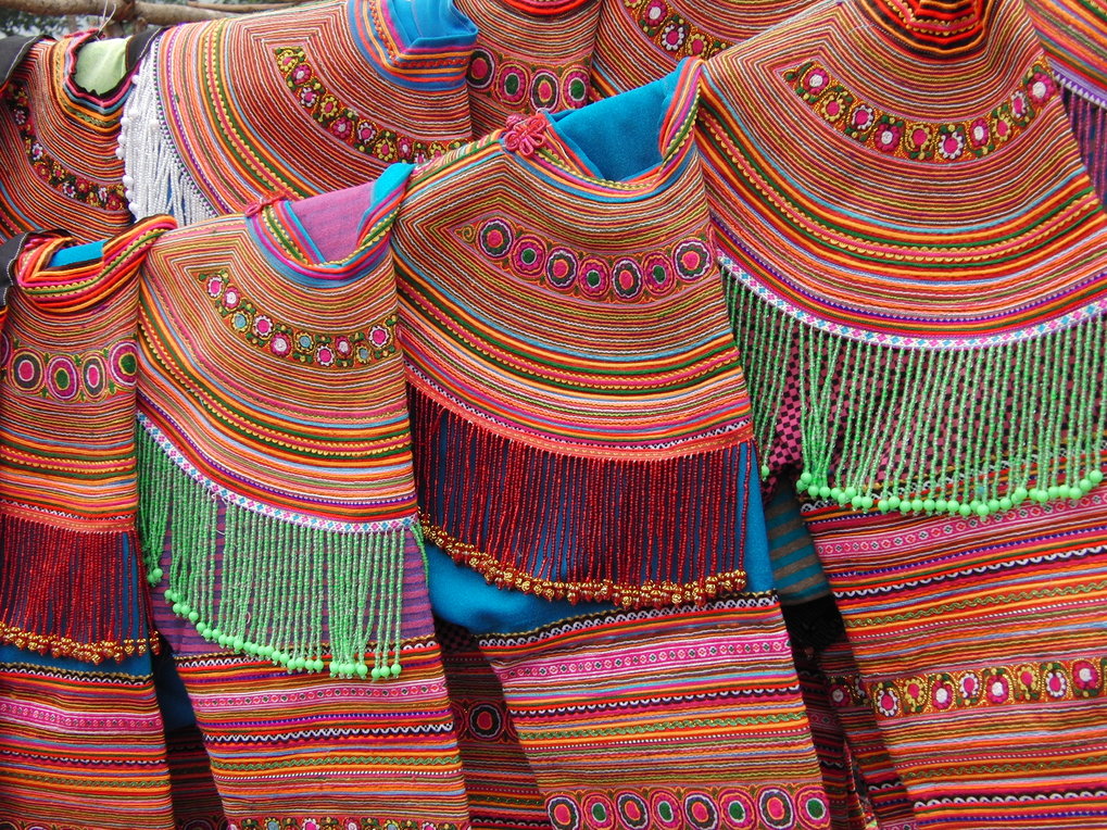 <p>Zur Alltagstracht der Blumen-Hmong Frauen im nordwestlichen Hochland Vietnams gehört eine bunte, mit bestickten Bändern und Perlenfransen verzierte Bluse. Früher wurden diese Textilien in monatelanger Handarbeit für den Eigengebrauch gefertigt. Heute gibt es auf dem Markt auch maschinell gefertigte Massen­ware aus China.<br /><br />Photo: Kirsten Endres, Provinz Lao Cai, Vietnam, 2010<br />Max-Planck-Institut für ethnologische Forschung</p>
