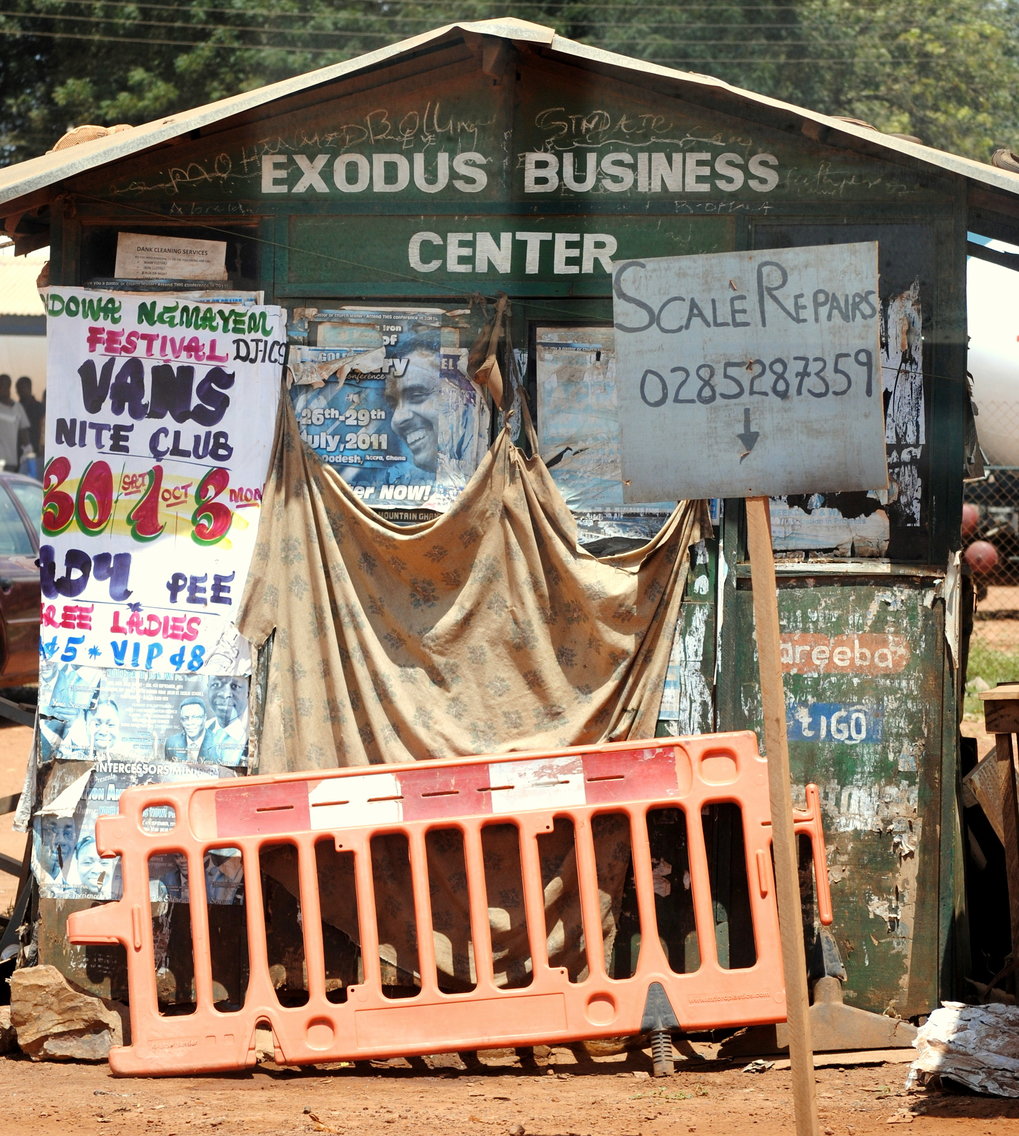 <p>In Ghana stehen viele Menschen vor der Herausforderung, ein Minimum an vorhandenem Kapital und Material optimal zu nutzen. So werden, wie hier in der Hauptstadt Accra, aus diversen Baustoffen Geschäftszentren aus dem Boden gestampft. Sie bieten nicht nur Waren des täglichen Bedarfs und Dienstleistungen feil, sondern verweisen auch auf Veranstaltungen oder die Überzeugungen ihres Betreibers.<br /><br />Photo: Jacqueline Knörr, Accra, Ghana, 2011<br />Max-Planck-Institut für ethnologische Forschung</p>