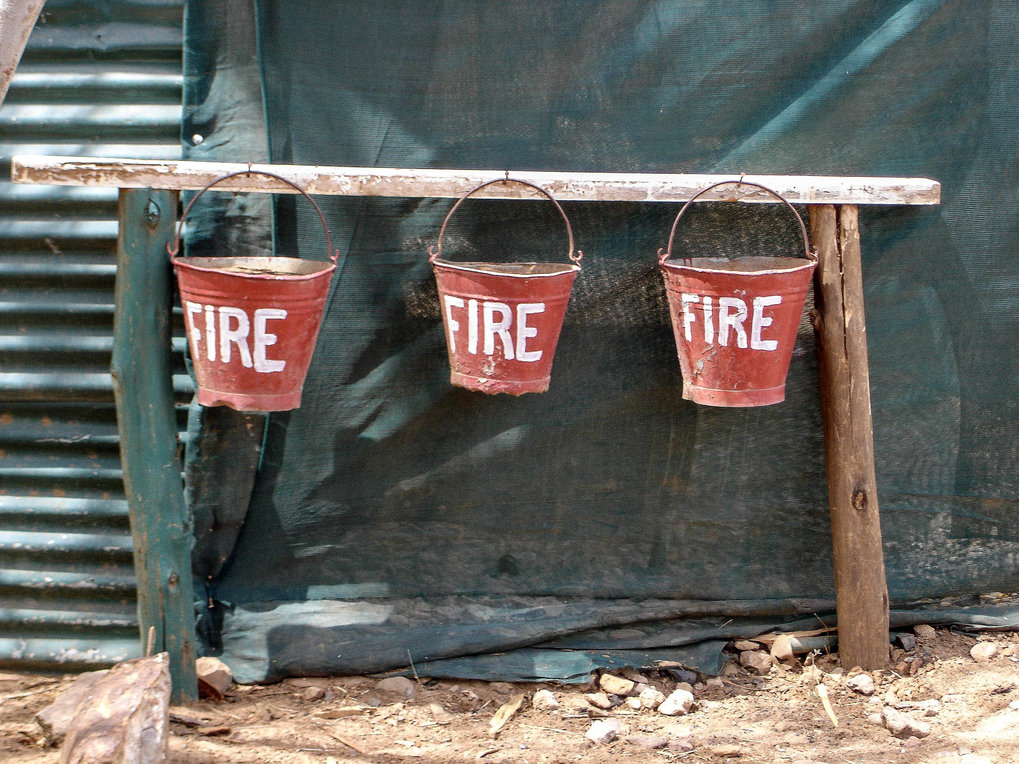 <p>Was aussieht wie ein Kunstobjekt, sind Feuerlöscheimer am Eingang eines teuren Safari-Camps im Norden Kenias. Ganz wartungs- und verdunstungsfrei sind die Eimer mit Sand gefüllt. Man erwartet offensichtlich nur kleine Feuer.<br /><br />Foto: Harald Müller-Dempf, Lokochokio, Kenia, 2006<br />Max-Planck-Institut für ethnologische Forschung</p>