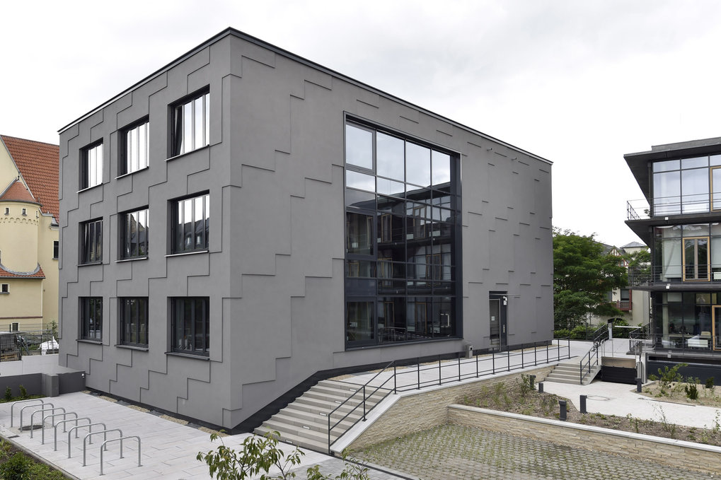 © MPI für ethnologische Forschung, Foto: Thomas Meinicke <div class="image_description">
<div class="hide_in_print">Blick von der Ernestusstraße: Der Erweiterungsbau des Max-Planck-Instituts für ethnologische Forschung einen Tag vor der feierlichen Einweihung am 15. Juni 2017.</div>
<div class="image_copyright">© Max-Planck-Institut für ethnologische Forschung, Foto: Thomas Meinicke</div>
</div>