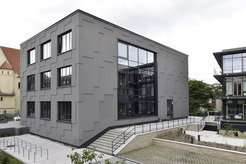 © MPI für ethnologische Forschung, Foto: Thomas Meinicke <div class="image_description">
<div class="hide_in_print">Blick von der Ernestusstraße: Der Erweiterungsbau des Max-Planck-Instituts für ethnologische Forschung einen Tag vor der feierlichen Einweihung am 15. Juni 2017.</div>
<div class="image_copyright">© Max-Planck-Institut für ethnologische Forschung, Foto: Thomas Meinicke</div>
</div>