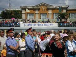 “Towards Unity Through Culture”: the motto of the 12th Siberian Festival of National Cultures, in the town of Maslianino near Novosibirsk, 1 July 2007.