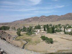 With over 200 households, Qoray is the largest village in Tianshan township (Qumul prefecture) and the seat of local government (September 2006)