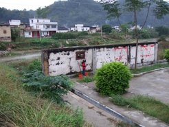 A village school girl was fetching water for her family from an overseas-funded project named “When drinking water, remember the source” (饮水思源).