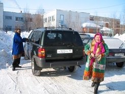 Sichtbare Zeichen kultureller Differenz spielen im Alltag der Rentierzüchter eine wichtige Rolle. Auf dem Weg in die Stadt tragen die Rentierzüchter reich verzierte Fellkleidung. Ihr materieller Wert reicht zum Teil an den der Autos heran, mit denen sie in die Stadt fahren.