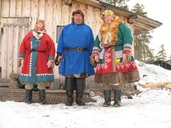 Der charismatische Chante Josif Ivanovič Sopotschin bemühte sich sehr, mir nahezubringen, wie das chantische Leben richtig dokumentiert werden sollte. Er begutachtete das gefilmte Rohmaterial und erklärte: "Ich werden dich an den Dingen, die du nicht sehen sollst, so vorbeiführen, dass du es gar nicht mitbekommst. Wenn ich dir sagen würde, dass du sie nicht sehen sollst, würdest du neugierig werden und keine Ruhe geben, bis du sie gesehen hast."