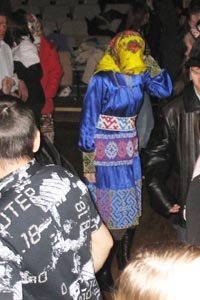 Zu Beginn meiner Feldforschung besuchte ich am "Tag des Rentierzüchters" im März 2008 eine Disko in einem Dorf in der Nähe der Erdölstadt Kogalym. Ich bemerkte eine Gruppe junger Frauen auf der einen Seite der Tanzfläche, die in den verzierten Kleidern der Rentierzüchterinnen zu stampfenden Technorhythmen tanzten. Ihre tief ins Gesicht gezogenen Kopftücher zeigten, dass männliche Verwandte aus den Lineages ihrer Ehemänner anwesend waren, vor denen sie ihr Gesicht gemäß chantischer Tradition verbergen müssen.