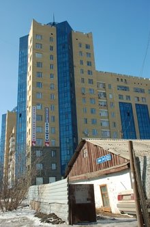 The old against the new – contrasting housing in one of Astana’s major thoroughfares, Kenessary Avenue. March 2008.
