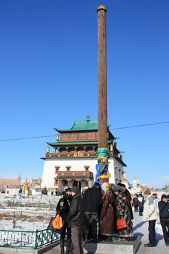 Mongolians circling sacred pole at the central temple, Gandantegchenling Hiid, in Ulaanbaatar (Photo: Saskia Abrahms-Kavunenko)