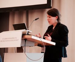 Otto-Hahn-Presiträgerin Anaïs Ménard spricht auf der 67. Jahreshauptversammlung der Max-Planck-Gesellschaft.