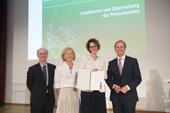 Übergabe der Verleihungsurkunde für den Anneliese Maier-Forschungspreis am 12. September 2018 in Berlin. Von links: Generalsekretär der Humboldt-Stiftung Enno Aufderheide, Gastgeberin Marie-Claire Foblets vom Max-Planck-Institut für ethnologische Forschung, Halle (Saale), Abteilung ‚Recht & Ethnologie', Preisträgerin Annelise Riles, Parlamentarischer Staatssekretär im Bundesministerin für Bildung und Forschung Thomas Rachel ■ Foto: © Humboldt-Stiftung/Jens Jeske