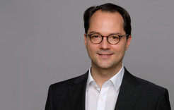 Dominik Müller war Emmy-Noether-Nachwuchsgruppenleiter am Max-Planck-Institut für ethnologische Forschung. Jetzt hat er einen Ruf an die Friedrich-Alexander-Universität Erlangen-Nürnberg auf eine W2-Professur für Kultur- und Sozialanthropologie angenommen.