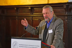 Günther Schlee: Direktor emeritus am MPI für ethnologische Forschung und seit 11.2.2020 Professor für Sozialanthropologie an der Universtät Arba Minch, Äthiopien.