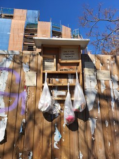 Gabenzaun in Leipzig: Nahrungsmittel, Hygieneartikel oder Kleidung – Bürger der Stadt kümmern sich um obdachlose Menschen und versorgen sie auf diese Weise mit dem Nötigsten.
