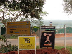 Gesundheitsplakate vor dem Nationalen Psychiatrischen Krankenhaus 'Butabika' in Uganda