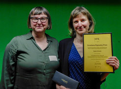 Regine Schwab, recipient of the 2022 Christiane Rajewsky Award, with the chair of the jury, Gabi Schlag.
Photo: Christine Buchwald