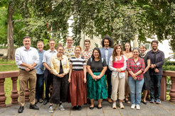 Die Teilnehmerinnen und Teilnehmer des Workshops "Buddhismus im Anthropozän", der vom 13. bis 15. Juli 2022 am Max-Planck-Institut für ethnologische Forschung stattfand (von links nach rechts): Robert Desjarlais, Jovan Maud, Alex Grabiner, Alice Millington, Frederik Schroeer, Saskia Abrahms-Kavunenko, Shultz Abrahms-Kavunenko, Jessica Steinmann, Prabhath Sirisena, Kai Shmushko, Zoe Zielke, Tsering Lhamo, Ursula Rao, Matthew King