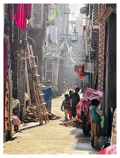 Eine Straße in Savada, Delhi, Indien, 2023